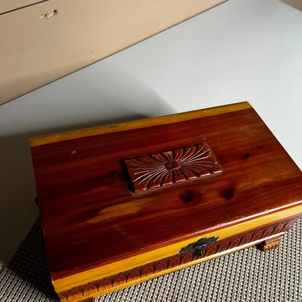 Vintage Hand‎ Carved Cedar Wood Jewelry Box Keepsake Chest Footed Latch 1950s